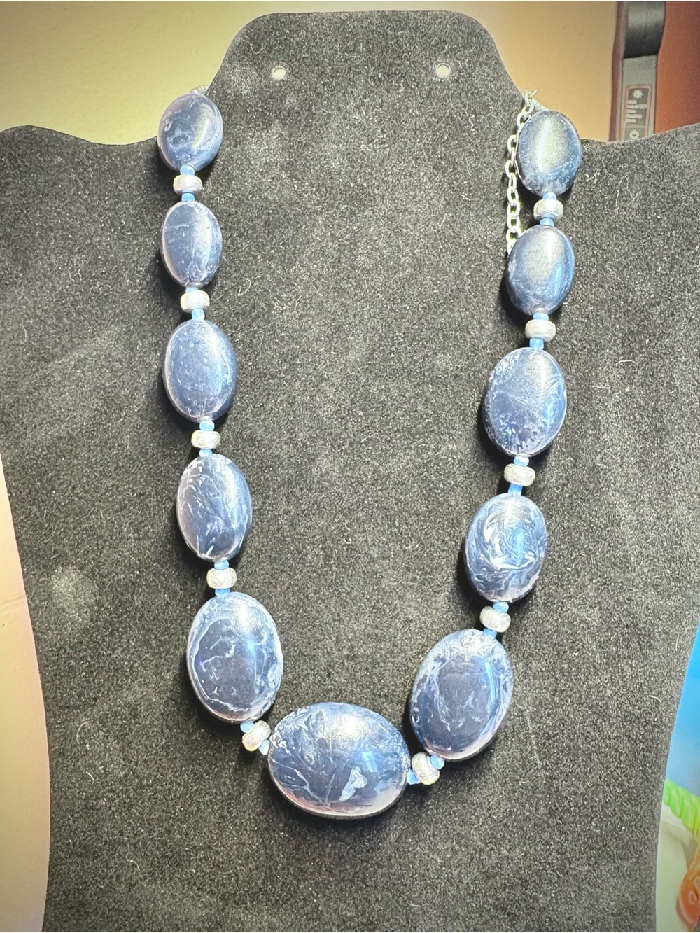 Vintage reversible navy & silver lucite necklace - Picture 2 of 6